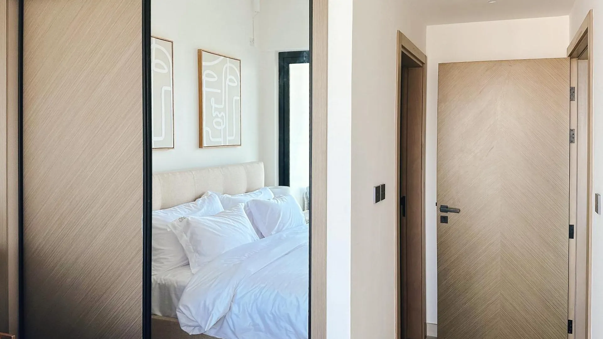 Waterfront apartment with Burj Khalifa views in Business Bay Dubaj Spojené arabské emiráty